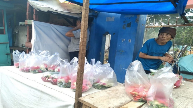 Pedagang kembang musiman di TPU Kebun Jahe, Bandar Lampung