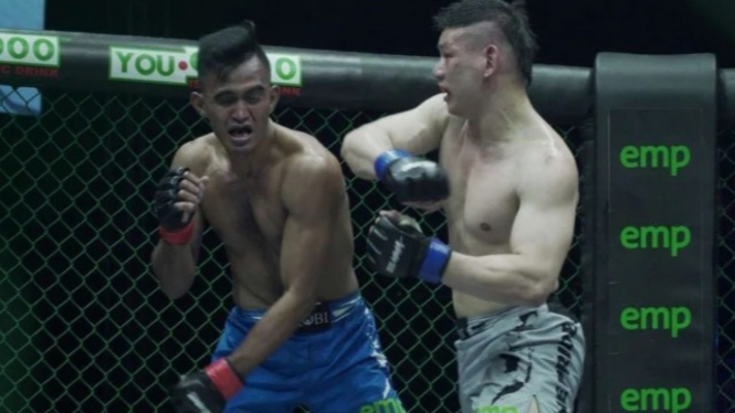 Sandi Pramana (kiri) vs Rudy Ahong Gunawan (kanan) di One Pride.