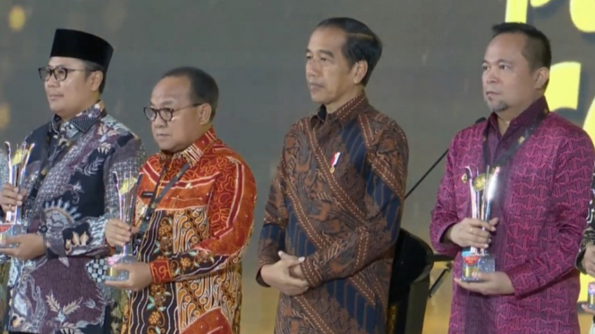 Presiden Jokowi Serahkan Penghargaan Penanganan Covid-19