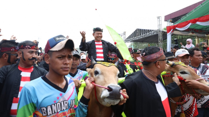 Kasad buka dan saksikan lomba karapan sapi piala Kasad tahun 2023.