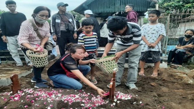 Keluarga dan tetangga menabur bunga di makam Ayu Indrawari