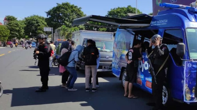 Penukaran uang di mobil Kas Keliling Bank Indonesia