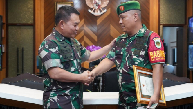 Serka Sunardi dapat pengharagaan dari Kasad Jenderal TNI Dudung.