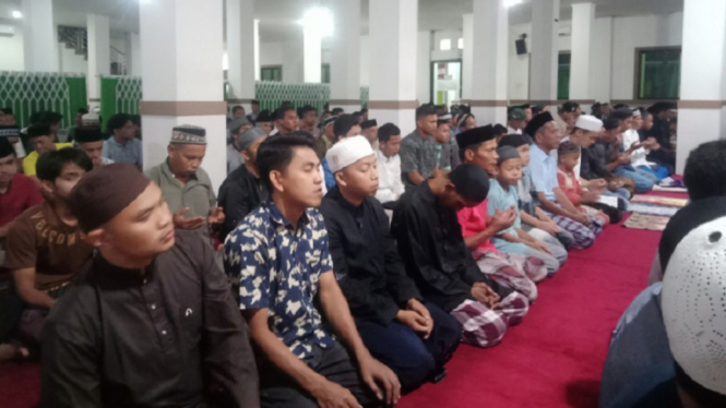 Penampakan Sholat Tarawih Perdana di Masjid Tertua di Mamuju