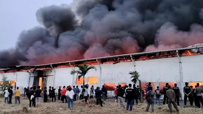 Kebakaran Hebat Menimpa Gudang Penyimpanan Barang Online di Tangerang, Banten