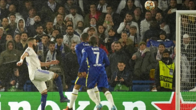 Karim Benzema saat menjebol gawang Chelsea