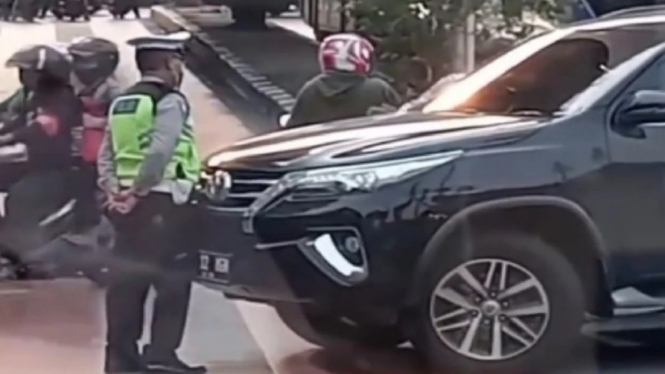 Polisi halangi mobil Fortuner yang diduga melanggar lalu lintas