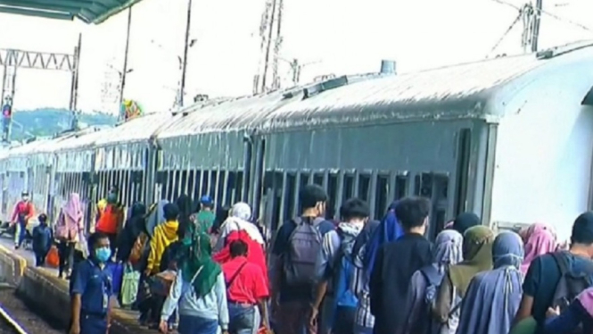 Ilustrasi Penumpang Kereta di Stasiun Pasar Turi Surabaya