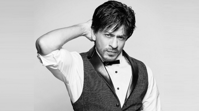 Foto Hitam Putih Shah Rukh Khan Sapa Penggemar di Akhir Pekan