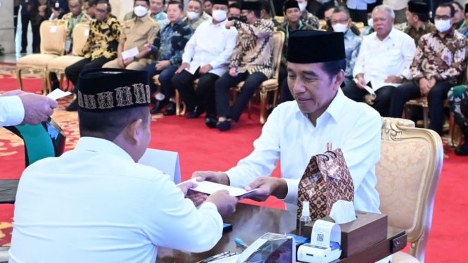 Presiden Jokowi Serahkan Zakat kepada Baznas.