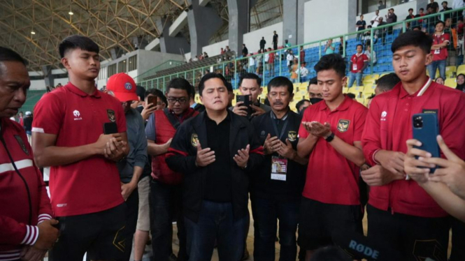 Ketum PSSI, Erick Thohir berdoa bersama Timnas U-20
