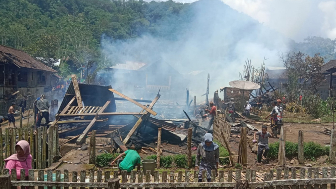 Tim gabungan membantu penanganan pasca kebakaran di Desa Tepal