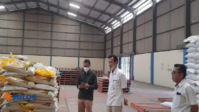 Pinca Bulog Sumbawa mengecek ketersediaan beras di gudang Bulog