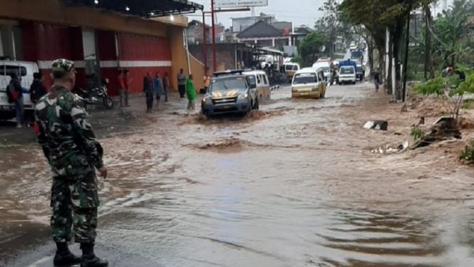 Akses Jalan Utama Garut Tertutup Banjir Luapan Sungai Cipeujeuh