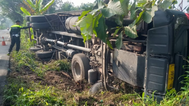 Truk semen kecelakaan di jalur lingkar Delanggu, Klaten, Jawa Tengah