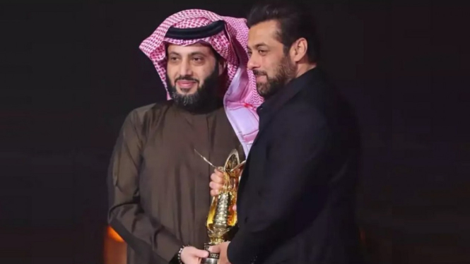 Salman Khan Hadiahi Lukisan Karyanya ke Menteri Kerajaan Arab Saudi