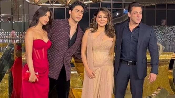 Salman Khan saat Foto Bareng dengan Keluarga Shah Rukh Khan