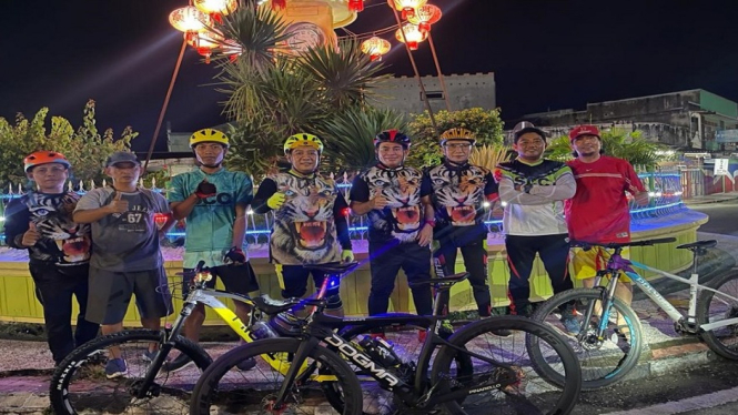 Anggota SCC melaksanakan gowes malam keliling kota Sumbawa Besar