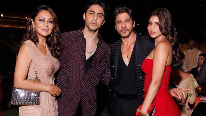 Shah Rukh Khan Berpose dengan Gauri, Suhana dan Aryan Khan