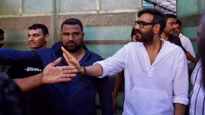 Heboh Ajay Devgn Tepis Tangan Seorang Penggemar