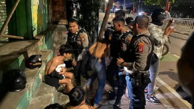 Empat Remaja Ditangkap Polisi saat Pesta Miras dan Tawuran