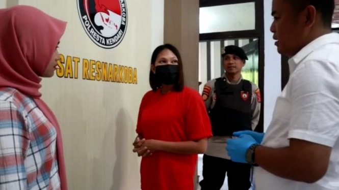Wanita cantik pengedar sabu di Kota Kendari digrebek polisi