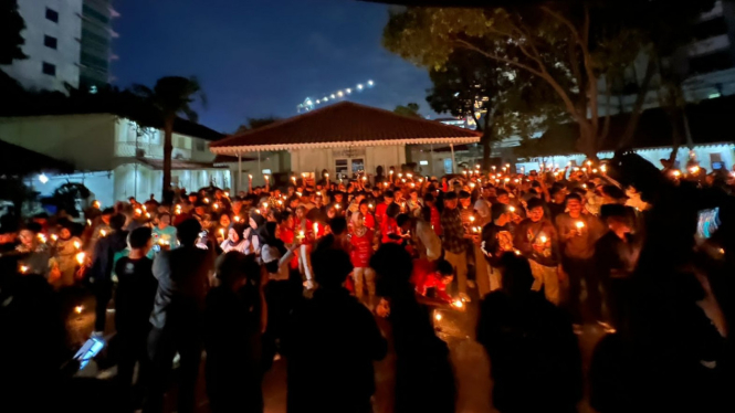 Aksi 1000 Lilin dan Doa Bersama untuk Sepak Bola Indonesia
