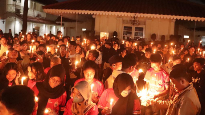 Aksi 1000 Lilin Suporter Doakan Perjuangan Erick Thohir Melobi FIFA