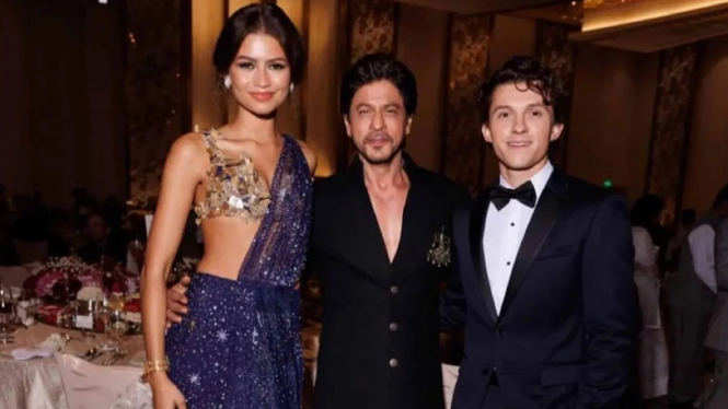 Shah Rukh Khan Berpose dengan Zendaya dan Tom Holland