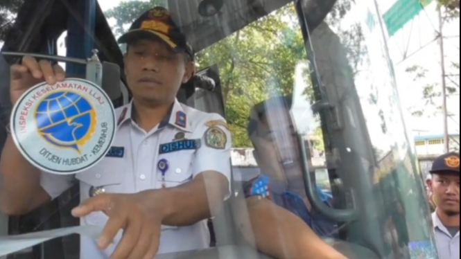 Petugas Dishub Kota Yogyakarta menempel stiker layak jalan bus AKAP