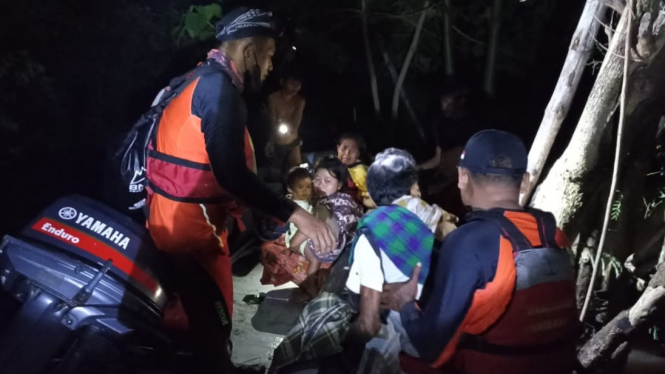Detik-detik Evakuasi 9 Orang yang Terjebak Banjir di Sungai Seranding