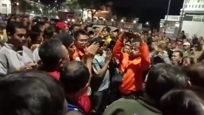 Tuntut 5 rekannya dibebaskan, ribuan buruh luruk Polrestabes Surabaya