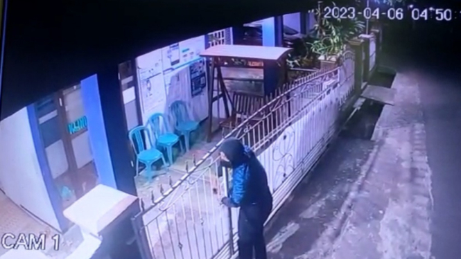 Terekam CCTV, Garong Bobol Kunci Pagar