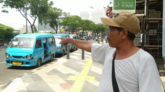 Radi saat menunjukkan lokasi kejadian