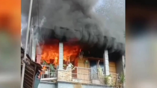Rumah Dua Lantai Hangus Terbakar, Pemilik Sempat Terjebak