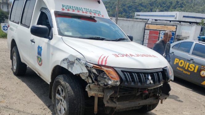 Sopir Ngantuk, Mobil Ambulans Tabrak Blazer di Garut, Ini Kata Polisi