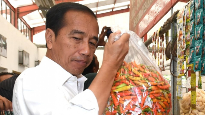 Presiden Joko Widodo meninjau harga di Pasar Cepogo.