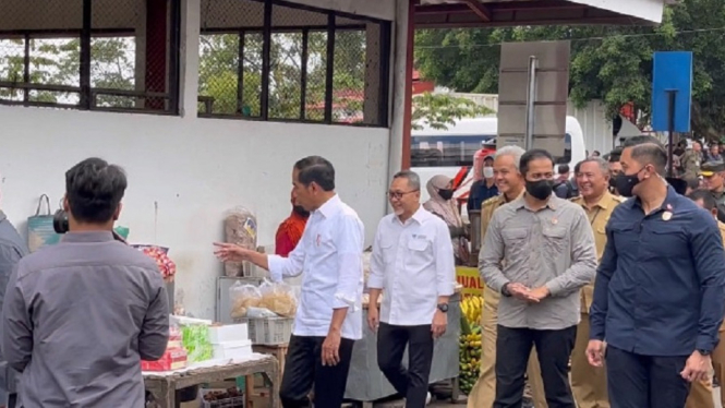 Presiden Jokowi Blusukan ke Pasar Lereng Gunung Merapi di Boyolali