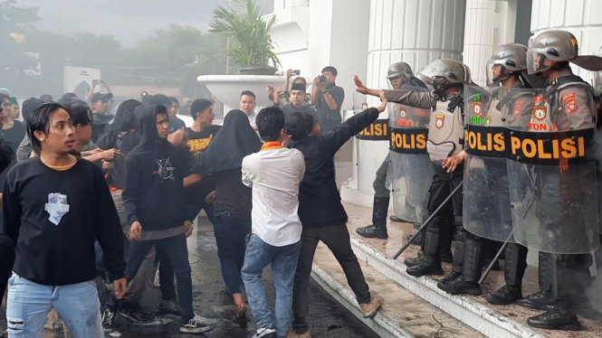 Ricuh Demo Penolakan Undang-Undang Cipta Kerja di DPRD Gorontalo