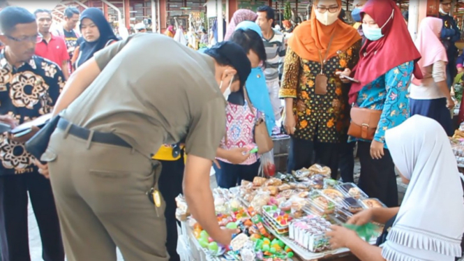 Petugas saat melakukan sidak makanan di pasar Sido Makmur Blora