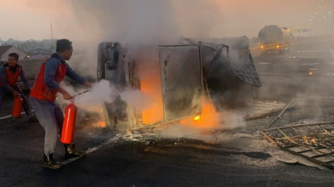 Mobil Angkut BBM Terbakar di Tol, Sopir Tewas dan Kernet Luka Bakar