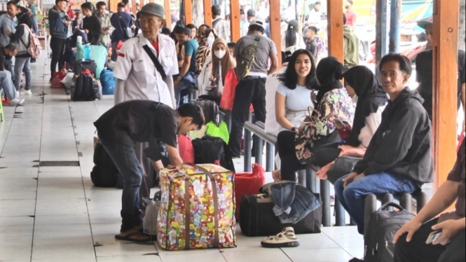 Suasana Ruang Tunggu Terminal Kalideres pada Rabu Siang (12-04-2023)