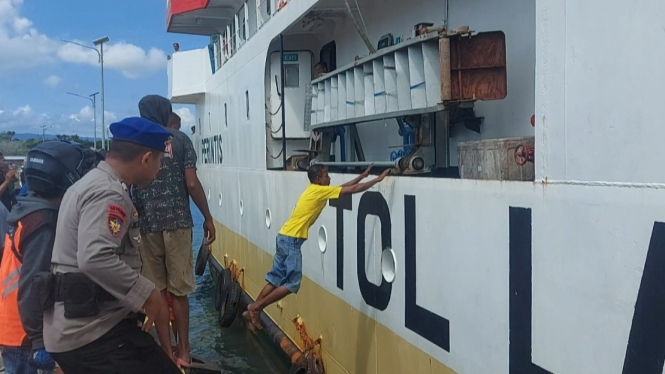 Seorang Pemudik Nekat Lompat ke Kapal saat Akan Sandar di Pelabuhan