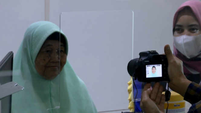Calo Jemaah Haji sedang melakukan sesi foto wajah dan biometrik