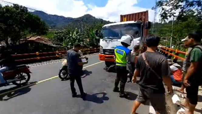 Tragis! Pemudik Motor Asal Yogyakarta Masuk Kolong Kontainer