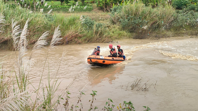 Asyik Main Bola di Bantaran Sungai, Seorang Remaja Tenggelam