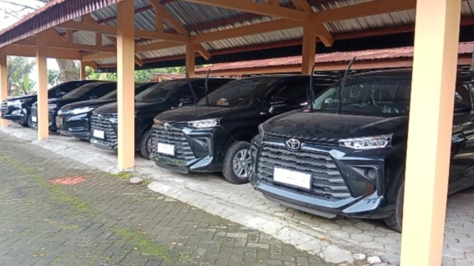 Mobil Baru Operasional Kecamatan terparkir di Kantor Sekda Blora