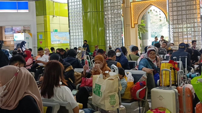 Sore Hari H-4 Lebaran, Stasiun Gambir Jakarta Dipadati Pemudik