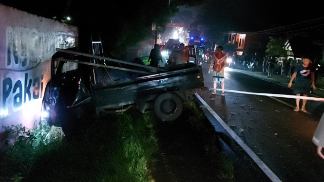 Jalan Licin, Pikap Pemudik Terjun ke Gorong - gorong