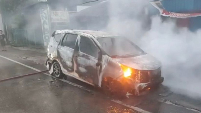 Korsleting Listrik, Mobil Pemudik Hangus Terbakar di Semarang